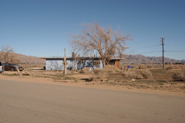 21201-21203 Tepee Rd in Apple Valley, CA - Building Photo - Building Photo