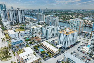 Wellington Towers in Hollywood, FL - Building Photo - Building Photo