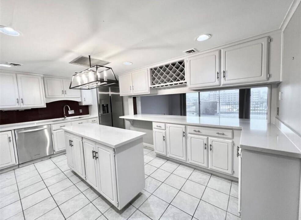 2303 Briarwest Blvd in Houston, TX - Building Photo