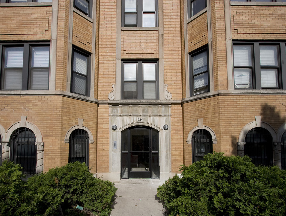 224-228 N Pine Ave in Chicago, IL - Foto de edificio