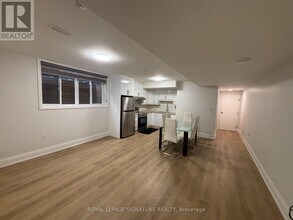 897 Fourth St in Mississauga, ON - Building Photo - Building Photo