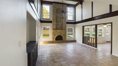 556 Roanoke Dr in Conroe, TX - Building Photo - Building Photo