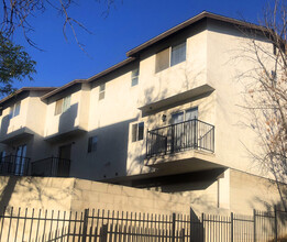 2667 Sunny Ln in Bakersfield, CA - Foto de edificio - Building Photo