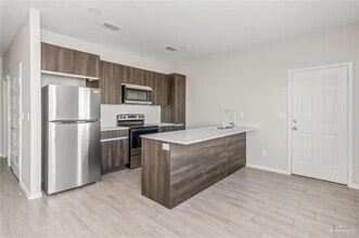 1309 W Sucre Dr, Unit 3 in Edinburg, TX - Foto de edificio - Building Photo
