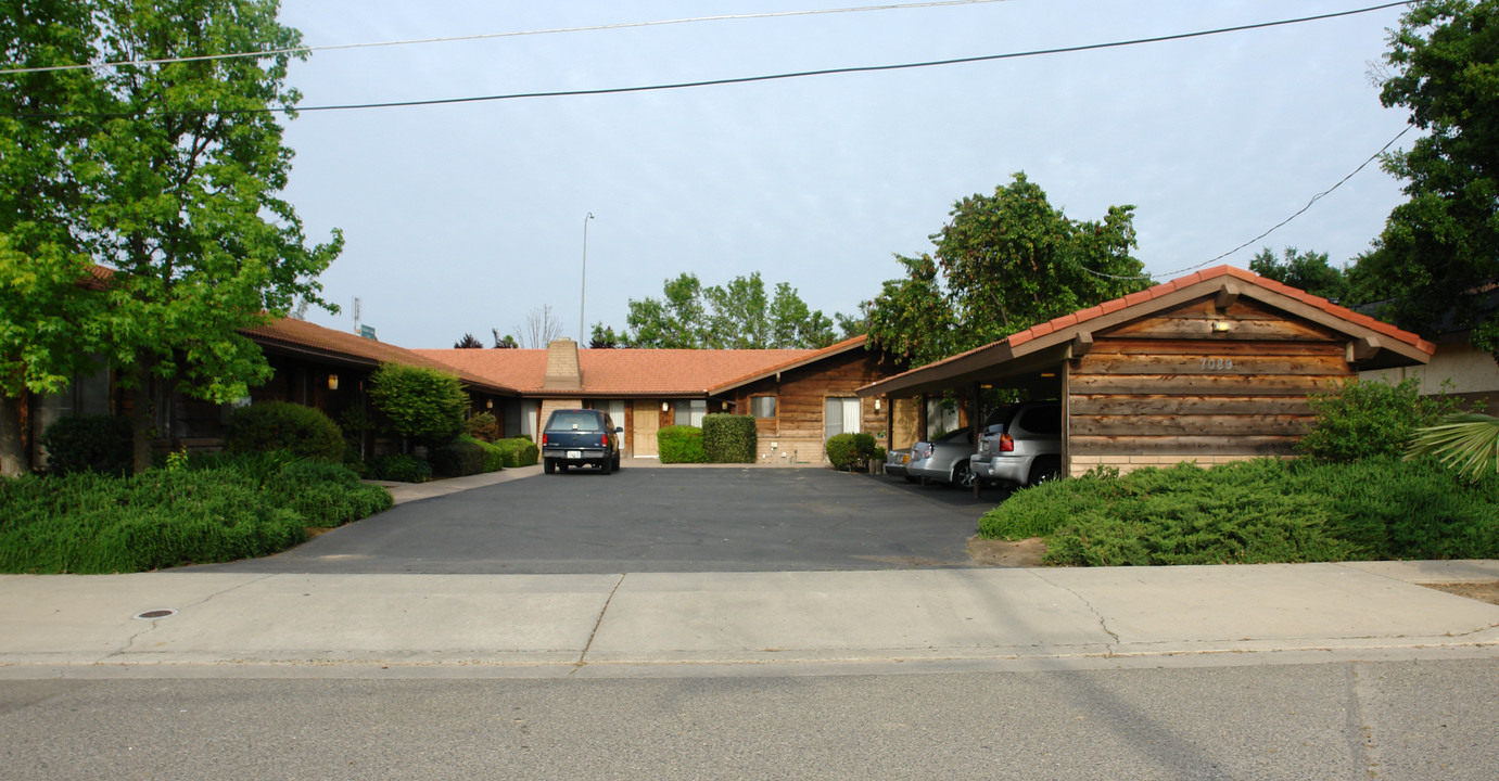 7089 N Howard St in Fresno, CA - Building Photo