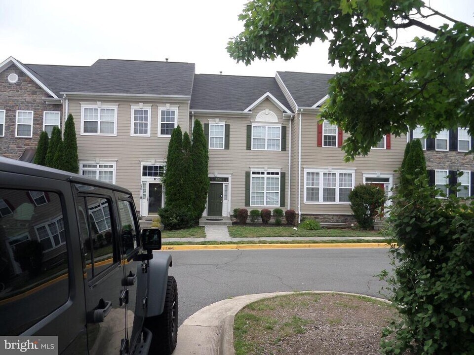 836 Linfield Terrace NE in Leesburg, VA - Foto de edificio