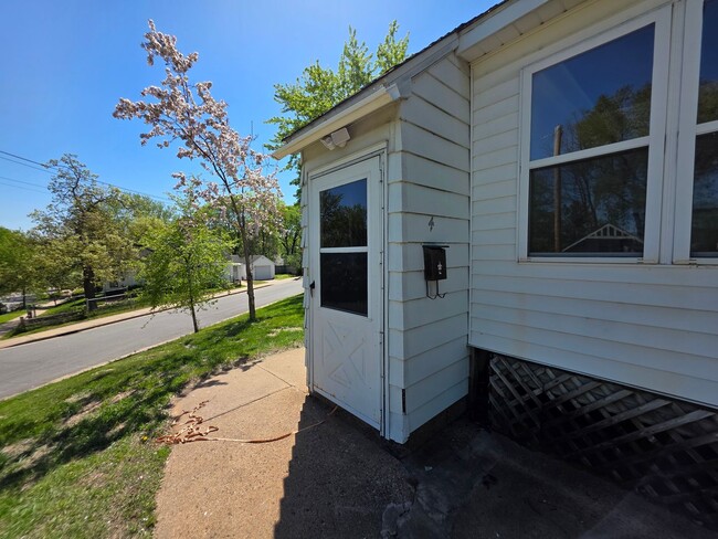 927 E Grand Ave in Eau Claire, WI - Foto de edificio - Building Photo