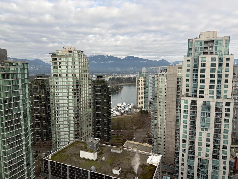 1288 W Georgia St in Vancouver, BC - Building Photo