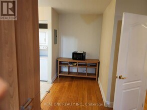 38 Grenville St in Toronto, ON - Building Photo - Building Photo