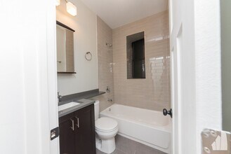 639 W Oakdale Ave, Unit 4 in Chicago, IL - Foto de edificio - Building Photo