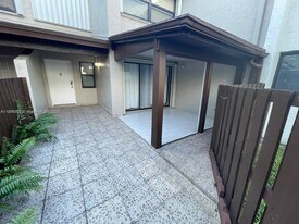 10302 NW 9th St Cir in Miami, FL - Building Photo