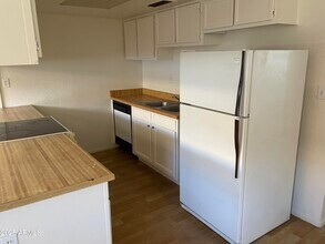 2002 E Sweetwater Ave-Unit -205 in Phoenix, AZ - Building Photo - Building Photo