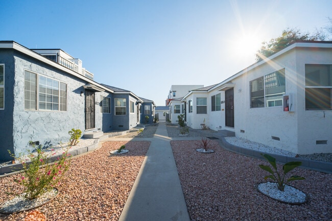 8116 3rd St in Downey, CA - Foto de edificio - Building Photo