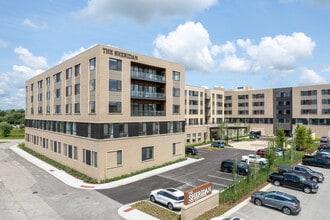 The Sheridan at Oak Brook in Oak Brook, IL - Foto de edificio - Building Photo