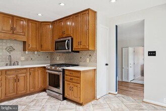 8525 Bound Brook Ln in Alexandria, VA - Building Photo - Building Photo