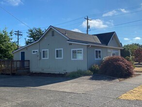 221 W Mary St in Lebanon, OR - Building Photo - Building Photo