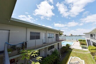2250 Bay Dr in Miami Beach, FL - Building Photo - Building Photo