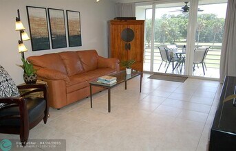 575 Oaks Ln in Pompano Beach, FL - Building Photo - Building Photo