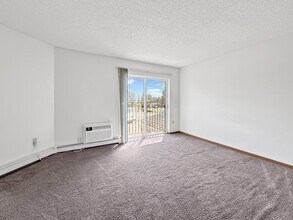 Crown Ridge Apartments in Minnetonka, MN - Building Photo - Building Photo