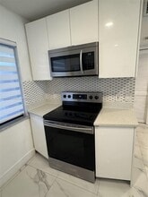 158 Lakeview Dr in Weston, FL - Foto de edificio - Building Photo