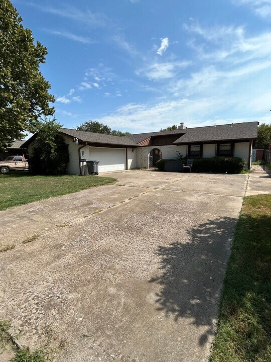 2305 NW Ivanhoe Pl in Lawton, OK - Building Photo