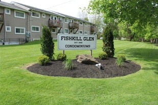 8 Fishkill Glen Dr in Fishkill, NY - Building Photo