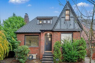 9222 35th Ave SW in Seattle, WA - Building Photo