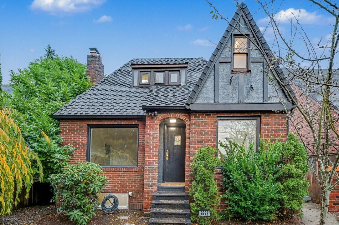 9222 35th Ave SW in Seattle, WA - Building Photo