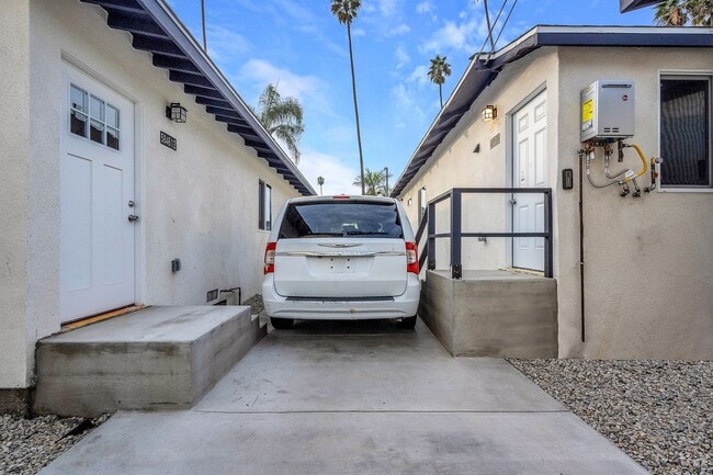 5842 Denver Ave in Los Angeles, CA - Building Photo - Building Photo