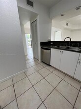 9300 Fontainebleau Blvd, Unit 101 in Miami, FL - Foto de edificio - Building Photo