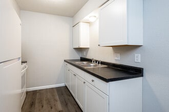 Harrison Street Apartments in Topeka, KS - Building Photo - Interior Photo