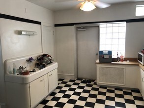 1203 E Brady St, Unit A in Milwaukee, WI - Building Photo - Building Photo