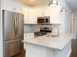 75 Goddard Ave, Unit 3 in Brookline, MA - Foto de edificio - Building Photo