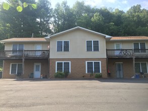 99 N Country Club Dr in Cullowhee, NC - Foto de edificio - Building Photo