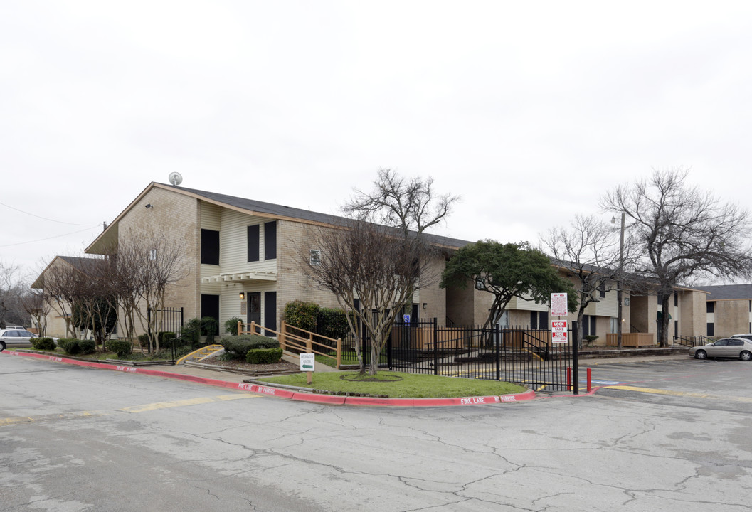 Royal Crest Apartments in Dallas, TX - Building Photo