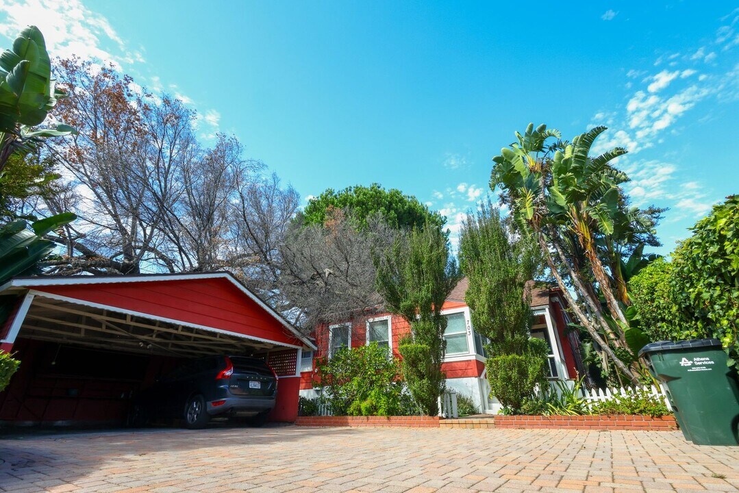 703 Manzanita Ave in Sierra Madre, CA - Building Photo