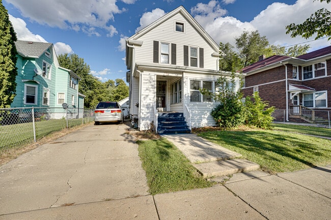 523 Grand Ave in Aurora, IL - Building Photo - Building Photo
