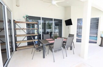 711 NW 19th Ct in Cape Coral, FL - Foto de edificio - Building Photo