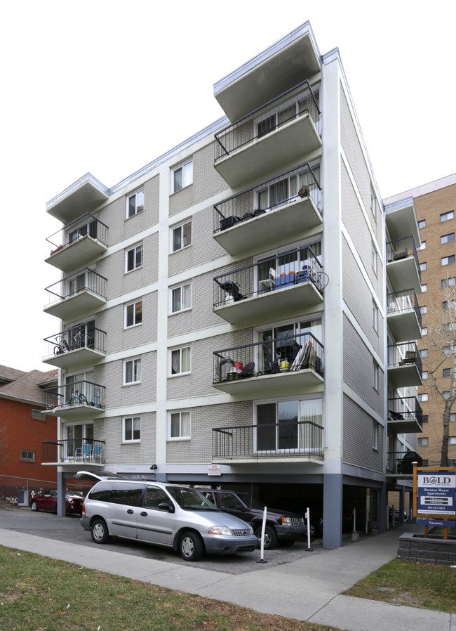 Brenton Manor in Calgary, AB - Building Photo - Building Photo
