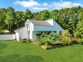 3 Lynda Ln in East Hampton, NY - Building Photo - Building Photo