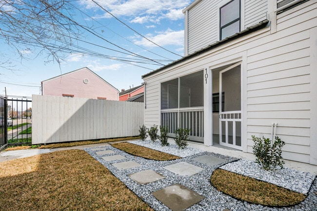 property at 3318 S Saratoga St