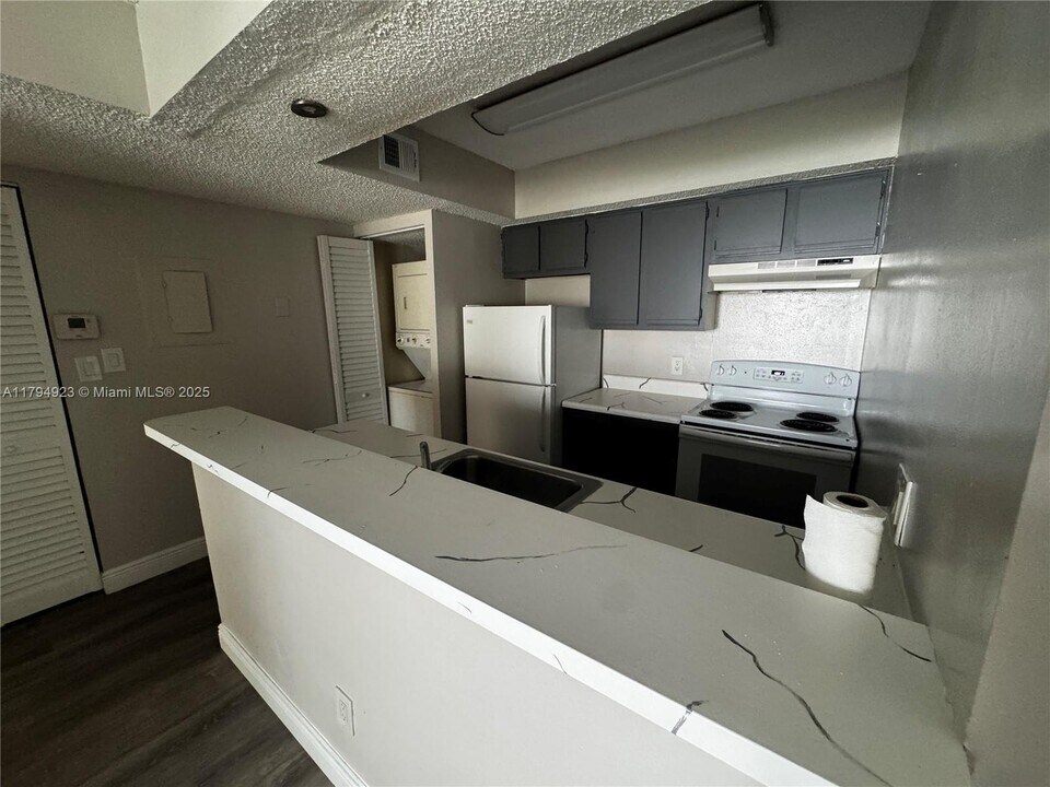 5646 Rock Island Rd in Tamarac, FL - Building Photo