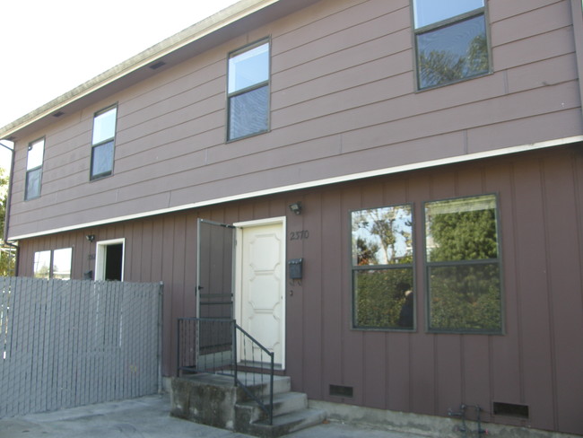 San Leandro Triplex in San Leandro, CA - Building Photo - Building Photo