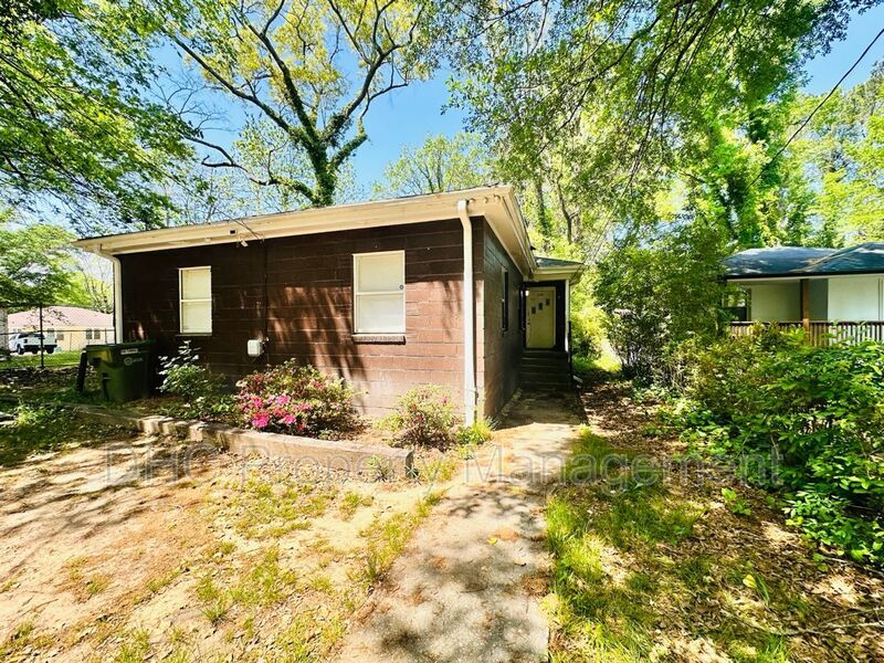 2125 Larchwood Rd SW in Atlanta, GA - Building Photo