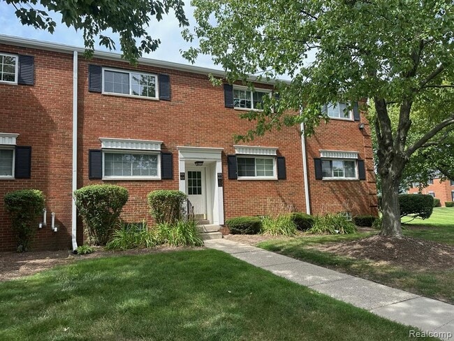 property at 628 E Fox Hills Dr