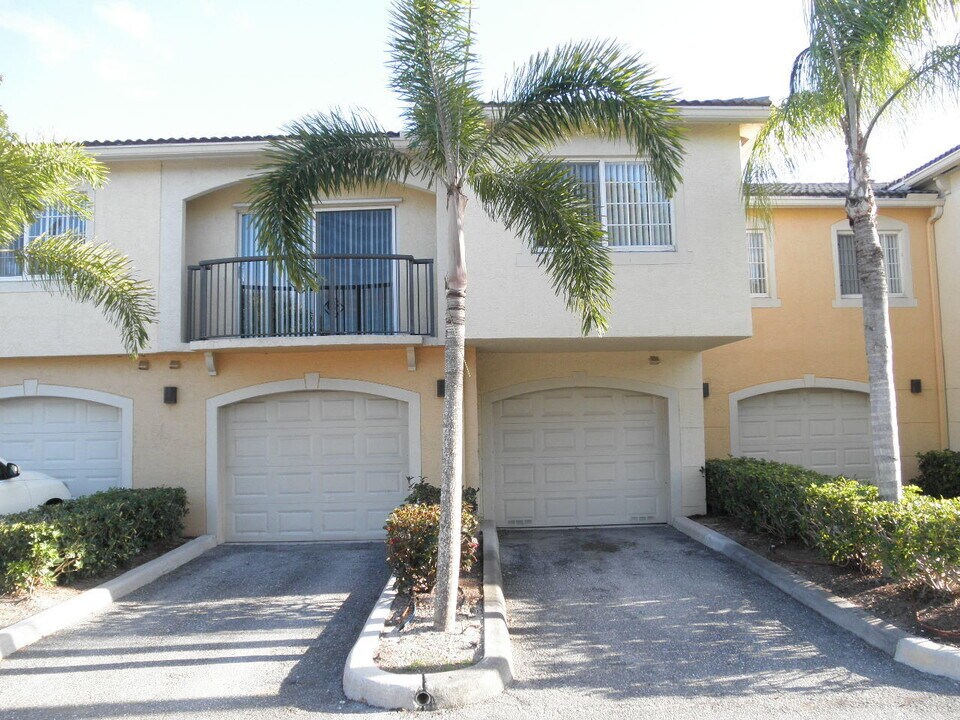 1200 Crestwood Ct S-Unit -1202 in Royal Palm Beach, FL - Building Photo