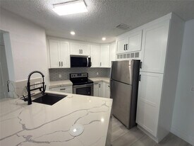 3470 Pinewalk Dr N in Margate, FL - Building Photo