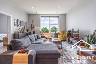 2247 W Lawrence Ave in Chicago, IL - Building Photo