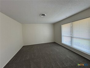 107 Yorkshire Ln in Victoria, TX - Building Photo - Building Photo