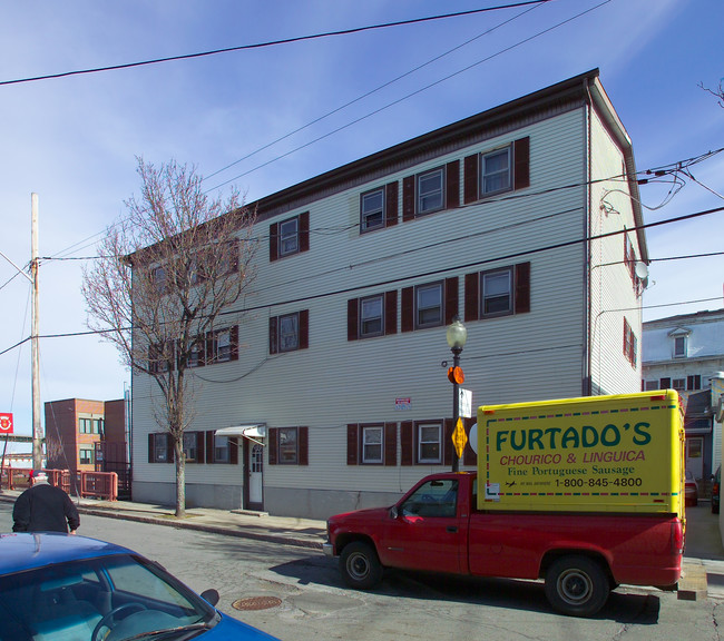 188 Ponta del Gada Blvd in Fall River, MA - Foto de edificio - Building Photo